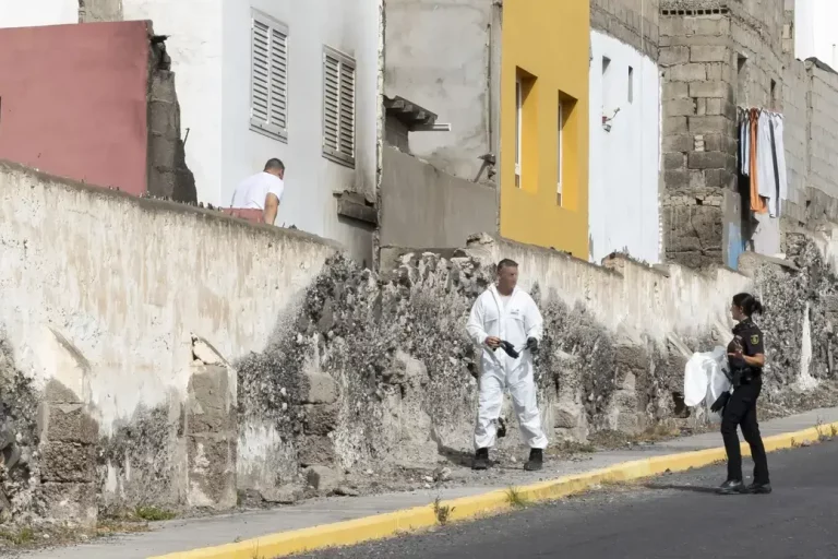 FOTOGRAFÍA. BARRIO DE LA ISLETA (LAS PALMAS DE GRAN CANARIA) ISLAS CANARIAS (REINO DE ESPAÑA), 16 DE JULIO DE 2025. Agentes de la Policía en el inmueble donde un marroquí quemó a una joven mujer, dejando la víctima al borde de la muerte. Efe