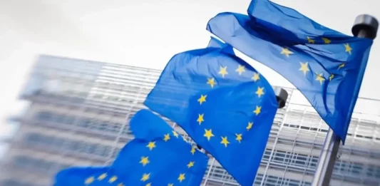 FOTOGRAFÍA. BRUSELAS (BÉLGICA), 03 DE DICIEMBRE DE 2021. Banderas de la Unión Europea frente la sede de la Comisión Europea. banderas europeas. Antifraude de la UE investiga España por uso de Fondos Europeos en caso Koldo. Efe