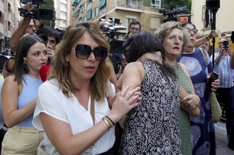 FOTOGRAFÍA. GRANADA (ANDALUCÍA) REINO DE ESPAÑA, 22 DE JULIO DE 2025. Juana Rivas Gómez (d) llega visiblemente afectada al punto de encuentro fijado por orden judicial para que su hijo menor se reencuentre con su padre, el italiano Francesco Arcuri, que tiene la custodia, este martes en Granada. Su llegada se ha producido sobre las 10:40 horas, minutos después de que el Tribunal Constitucional (TC) inadmitiera la petición de medidas cautelares solicitada por los abogados de Juana Rivas Gómez para suspender la entrega del niño. Daniel, de 11 años, ha llegado acompañado por su madre, que ha accedido al punto de encuentro familiar, donde un equipo de psicólogos y de los servicios sociales velará por que el intercambio se produzca de forma tranquila, como acordó la semana pasada el Juzgado de Primera Instancia 3 de Granada. Efe