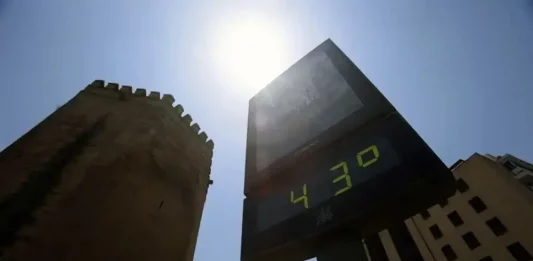 FOTOGRAFÍA. CÓRDOBA (ANDALUCÍA) REINO DE ESPAÑA), 01 DE JULIO DE 2025. Un termómetro de calle junto a la Torre de la Malmuerta en Córdoba marca 43 grados el pasado 1 de julio en Córdoba. Efe