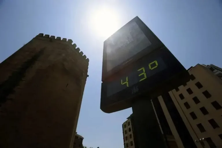 FOTOGRAFÍA. CÓRDOBA (ANDALUCÍA) REINO DE ESPAÑA), 01 DE JULIO DE 2025. Un termómetro de calle junto a la Torre de la Malmuerta en Córdoba marca 43 grados el pasado 1 de julio en Córdoba. Efe