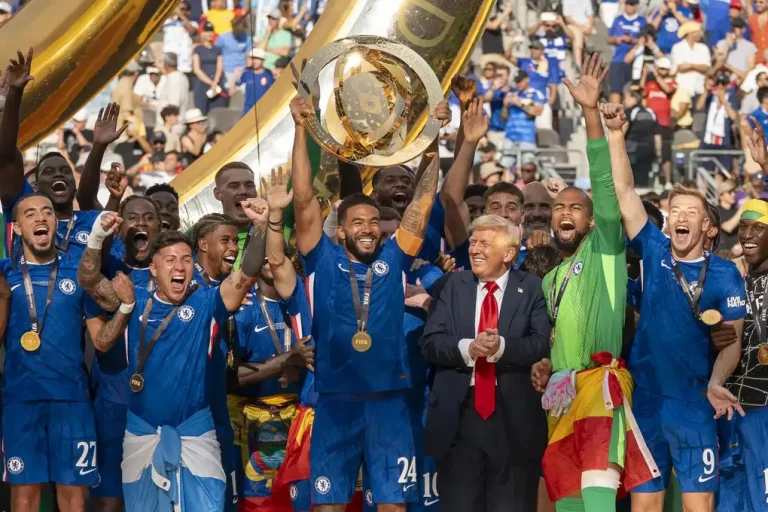 FOTOGRAFÍA. NUEVA JERSEY (ESTADO UNIDOS DE AMÉRICA, EEUU), 13 DE JULIO DE 2025. Jugadores de Chelsea, con el presidente de Estados Unidos , Donald Trump, como testigo excepcional, celebran este domingo la conquista del Mundial de Clubes tras golear por 3-0 al París Saint-Germain en el estadio MetLife en Nueva Jersey. Efe