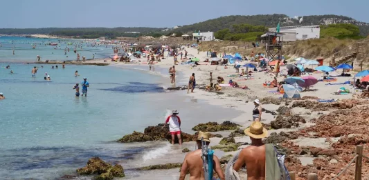 FOTOGRAFÍA. MENORCA (ISLAS BALEARES) REINO DE ESPAÑA, 17 DE JULIO DE 2025. Vista de la playa de Son Bou en Menorca este jueves, llena de turistas y bañistas aliviando el calor de la jornada de hoy. España afronta otro día de calor extremo con más de 40 grados antes de un respiro térmico, un termómetro del malecón de Murcia marca 44 grados este jueves. Efe