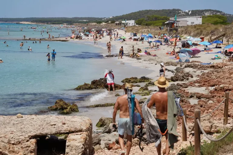 FOTOGRAFÍA. MENORCA (ISLAS BALEARES) REINO DE ESPAÑA, 17 DE JULIO DE 2025. Vista de la playa de Son Bou en Menorca este jueves, llena de turistas y bañistas aliviando el calor de la jornada de hoy. España afronta otro día de calor extremo con más de 40 grados antes de un respiro térmico, un termómetro del malecón de Murcia marca 44 grados este jueves. Efe