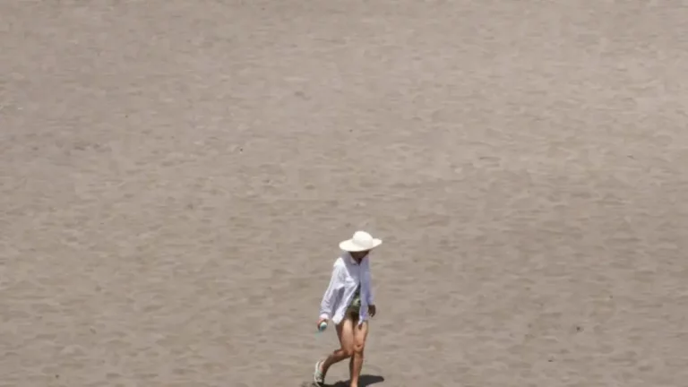 FOTOGRAFÍA. MENORCA (ISLAS BALEARES) REINO DE ESPAÑA, 17 DE JULIO DE 2025. Vista de la playa de Son Bou en Menorca este jueves, llena de turistas y bañistas aliviando el calor de la jornada de hoy. España afronta otro día de calor extremo con más de 40 grados antes de un respiro térmico, un termómetro del malecón de Murcia marca 44 grados este jueves. Efe