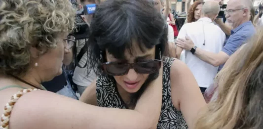 FOTOGRAFÍA. GRANADA (ANDALUCÍA) REINO DE ESPAÑA, 22 DE JULIO DE 2025. Juana Rivas Gómez llega visiblemente afectada al punto de encuentro fijado por orden judicial para que su hijo menor se reencuentre con su padre, el italiano Francesco Arcuri, que tiene la custodia, este martes en Granada. Su llegada se ha producido sobre las 10:40 horas, minutos después de que el Tribunal Constitucional (TC) inadmitiera la petición de medidas cautelares solicitada por los abogados de Juana Rivas Gómez para suspender la entrega del niño. Daniel, de 11 años, ha llegado acompañado por su madre, que ha accedido al punto de encuentro familiar, donde un equipo de psicólogos y de los servicios sociales velará por que el intercambio se produzca de forma tranquila, como acordó la semana pasada el Juzgado de Primera Instancia 3 de Granada. Efe