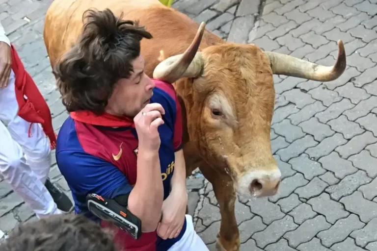 FOTOGRAFÍA. PAMPLONA (NAVARRA) REINO DE ESPAÑA, 09 DE JULIO DE 2025. Un toro de la ganadería Álvaro Núñez roza a uno de los mozos durante el tercer encierro de los Sanfermines 2025, este miércoles en Pamplona, Navarra (Reino de España). Efe
