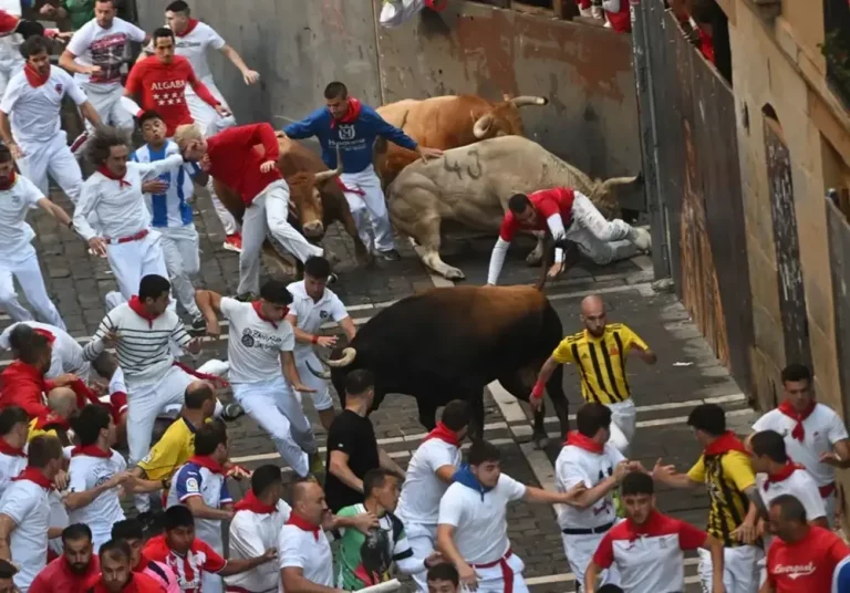 FOTOGRAFÍA. PAMPLONA (NAVARRA) REINO DE ESPAÑA, 09 DE JULIO DE 2025. Varios mozos resbalan en la curva de la calle Estafeta perseguidos por los toros de la ganadería Álvaro Núñez, durante el tercer encierro de los Sanfermines 2025 este miércoles en Pamplona, Navarra (Reino de España). Efe