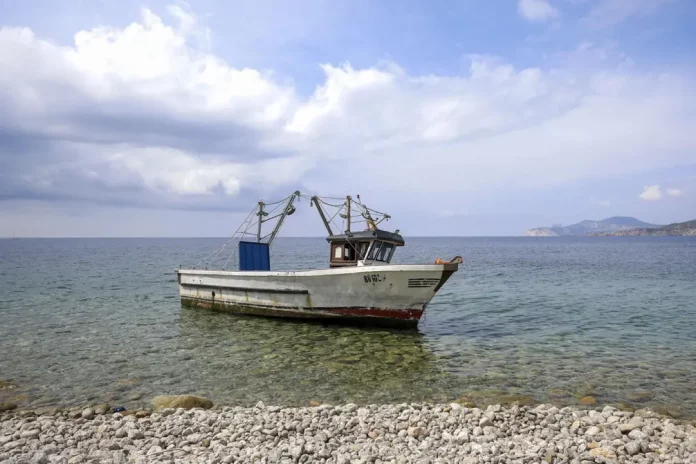 FOTOGRAFÍA. IBIZA (ISLAS BALEARES) REINO DE ESPAÑA, 03 DE SEPTIEMBRE DE 2024. Detalle de una embarcación de la inmigración ilegal abandonada por sus ocupantes indocumentados en las costas de la Isla de Ibiza, Comunidad Autónoma de las Islas Baleares (Reino de España). Efe