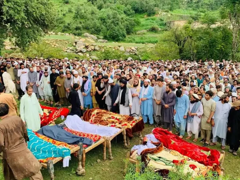 FOTOGRAFÍA. DISTRITO DE BAJAUR (MALAKAND) KHYBER PAKHTUNKHWA (PAKISTÁN), 15 DE AGOSTO DE 2025. Funeral de las víctimas de una inundación repentina por los monzones en el distrito de Bajaur -anteriormente Agencia Bajaur- en la división de Malakand de la provincia de Khyber Pakhtunkhwa (Pakistán), este viernes 15 de agosto de 2025. Efe