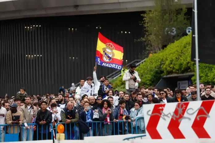 18.500.000 € para los finalistas de la Liga de Campeones FOTOGRAFÍA. MADRID (REINO DE ESPAÑA), 16 DE ABRIL DE 2025. Aficionados del Real Madrid esperan la llegada de su equipo antes del partido de vuelta de cuartos de final de la Liga de Campeones entre el Real Madrid y el Arsenal, este miércoles en el estadio Santiago Bernabéu, en Madrid. Efe