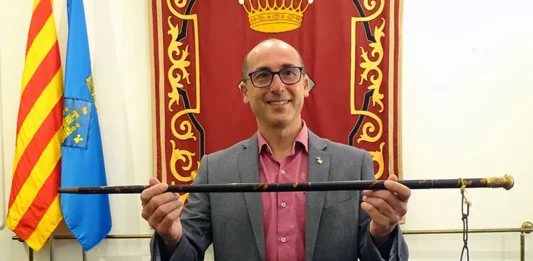 FOTOGRAFÍA. PALAMÓS (GERONA) CATALUÑA (REINO DE ESPAÑA), JUNIO DE 2025. Detalle del nuevo alcalde de Palamós (Gerona) por Esquerra Republicana de Catalunya (ERC),  Lluís Puig Martorell, durante su toma de posesión. Ayuntamiento de Palamós/Lasvocesdelpueblo (Ñ Pueblo)