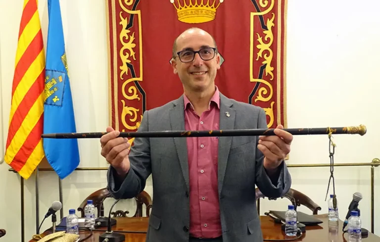 FOTOGRAFÍA. PALAMÓS (GERONA) CATALUÑA (REINO DE ESPAÑA), JUNIO DE 2025. Detalle del nuevo alcalde de Palamós (Gerona) por Esquerra Republicana de Catalunya (ERC),  Lluís Puig Martorell, durante su toma de posesión. Ayuntamiento de Palamós/Lasvocesdelpueblo (Ñ Pueblo)