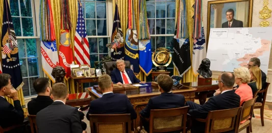 FOTOGRAFÍA. WASHINGTON (ESTADOS UNIDOS DE AMÉRICA, EEUU), 18 DE AGOSTO DE 2025. Trump reúne a los socios de Zelenski en Washington para negociar la Paz con Rusia. Trump mantuvo la reunión multilateral con los líderes de la Unión Europea, Ursula Von der Leyen; el secretario general de la OTAN, Mark Rutte; de Alemania, Friedrich Merz; Finlandia, Alexander Stubb; la primera ministra italiana, Giorgia Meloni, y el británico, Keir Starmer. El presidente estadounidense propuso esta mañana al encontrarse con Zelenski que ambos mantuvieran hoy mismo una conversación trilateral con Putin para avanzar hacia un acuerdo de paz y tratar los puntos principales, que incluyen garantías de seguridad para Ucrania fuera de la OTAN y un posible intercambio de territorios ucranianos. Lasvocesdelpueblo (Ñ Pueblo).