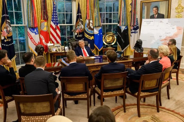 Trump, Trump negocia la paz en Ucrania, Rusia FOTOGRAFÍA. WASHINGTON (ESTADOS UNIDOS DE AMÉRICA, EEUU), 18 DE AGOSTO DE 2025. Trump reúne a los socios de Zelenski en Washington para negociar la Paz con Rusia. Trump mantuvo la reunión multilateral con los líderes de la Unión Europea, Ursula Von der Leyen; el secretario general de la OTAN, Mark Rutte; de Alemania, Friedrich Merz; Finlandia, Alexander Stubb; la primera ministra italiana, Giorgia Meloni, y el británico, Keir Starmer. El presidente estadounidense propuso esta mañana al encontrarse con Zelenski que ambos mantuvieran hoy mismo una conversación trilateral con Putin para avanzar hacia un acuerdo de paz y tratar los puntos principales, que incluyen garantías de seguridad para Ucrania fuera de la OTAN y un posible intercambio de territorios ucranianos. Lasvocesdelpueblo (Ñ Pueblo).