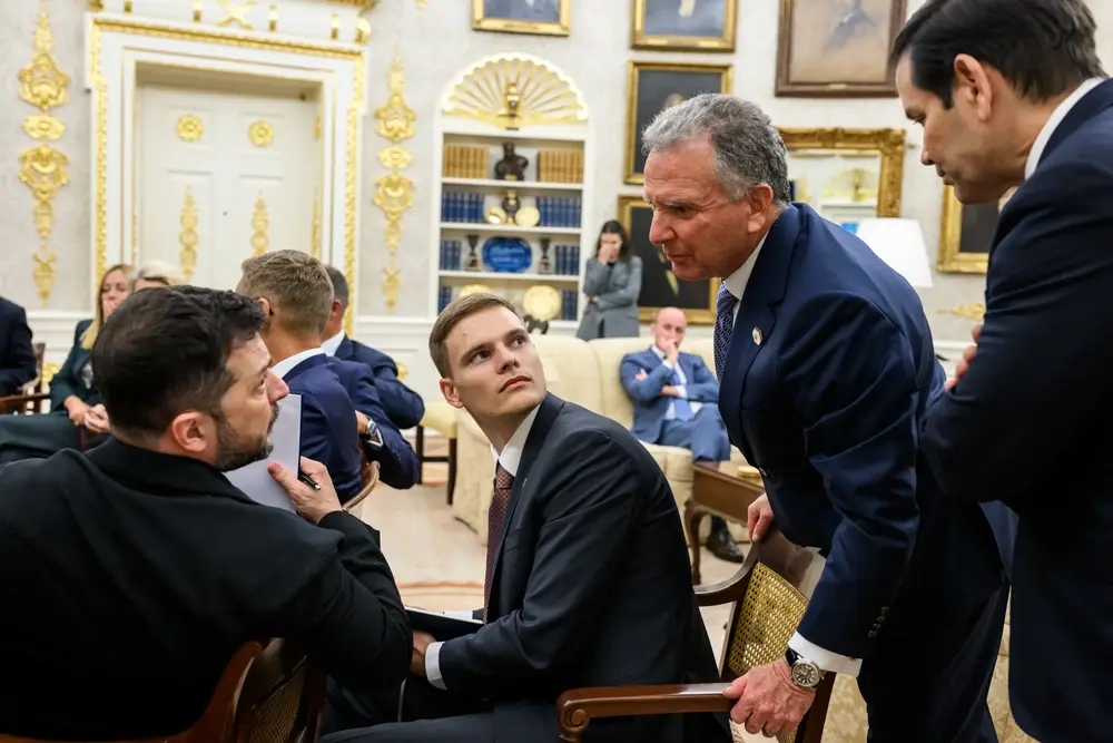 FOTOGRAFÍA. WASHINGTON (ESTADOS UNIDOS DE AMÉRICA, EEUU), 18 DE AGOSTO DE 2025. Trump reúne a los socios de Zelenski en Washington para negociar la Paz con Rusia. Trump mantuvo la reunión multilateral con los líderes de la Unión Europea, Ursula Von der Leyen; el secretario general de la OTAN, Mark Rutte; de Alemania, Friedrich Merz; Finlandia, Alexander Stubb; la primera ministra italiana, Giorgia Meloni, y el británico, Keir Starmer. El presidente estadounidense propuso esta mañana al encontrarse con Zelenski que ambos mantuvieran hoy mismo una conversación trilateral con Putin para avanzar hacia un acuerdo de paz y tratar los puntos principales, que incluyen garantías de seguridad para Ucrania fuera de la OTAN y un posible intercambio de territorios ucranianos. Lasvocesdelpueblo (Ñ Pueblo).