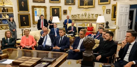 FOTOGRAFÍA. WASHINGTON (ESTADOS UNIDOS DE AMÉRICA, EEUU), 18 DE AGOSTO DE 2025. Trump reúne a los socios de Zelenski en Washington para negociar la Paz con Rusia. Trump mantuvo la reunión multilateral con los líderes de la Unión Europea, Ursula Von der Leyen; el secretario general de la OTAN, Mark Rutte; de Alemania, Friedrich Merz; Finlandia, Alexander Stubb; la primera ministra italiana, Giorgia Meloni, y el británico, Keir Starmer. El presidente estadounidense propuso esta mañana al encontrarse con Zelenski que ambos mantuvieran hoy mismo una conversación trilateral con Putin para avanzar hacia un acuerdo de paz y tratar los puntos principales, que incluyen garantías de seguridad para Ucrania fuera de la OTAN y un posible intercambio de territorios ucranianos. Lasvocesdelpueblo (Ñ Pueblo).