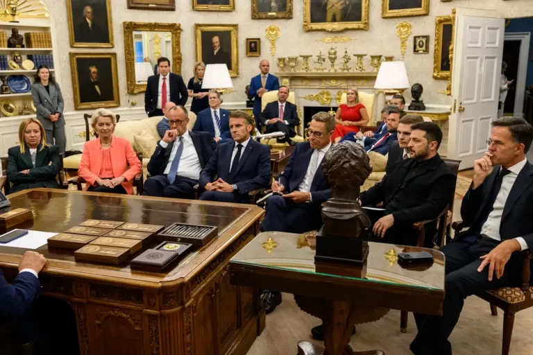 FOTOGRAFÍA. WASHINGTON (ESTADOS UNIDOS DE AMÉRICA, EEUU), 18 DE AGOSTO DE 2025. Trump reúne a los socios de Zelenski en Washington para negociar la Paz con Rusia. Trump mantuvo la reunión multilateral con los líderes de la Unión Europea, Ursula Von der Leyen; el secretario general de la OTAN, Mark Rutte; de Alemania, Friedrich Merz; Finlandia, Alexander Stubb; la primera ministra italiana, Giorgia Meloni, y el británico, Keir Starmer. El presidente estadounidense propuso esta mañana al encontrarse con Zelenski que ambos mantuvieran hoy mismo una conversación trilateral con Putin para avanzar hacia un acuerdo de paz y tratar los puntos principales, que incluyen garantías de seguridad para Ucrania fuera de la OTAN y un posible intercambio de territorios ucranianos. Lasvocesdelpueblo (Ñ Pueblo).