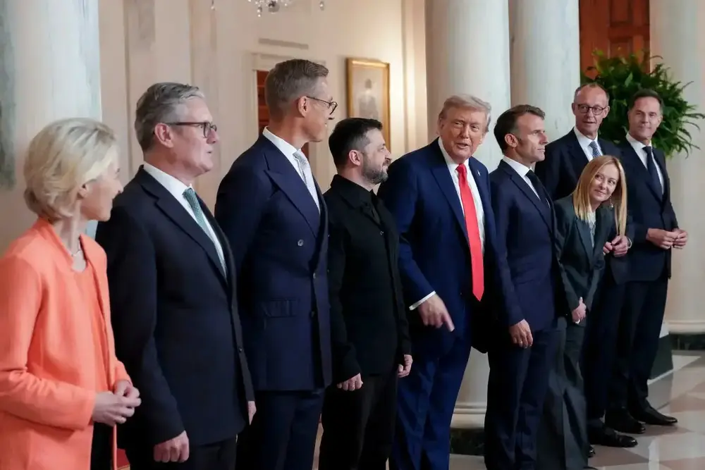 FOTOGRAFÍA. WASHINGTON (ESTADOS UNIDOS DE AMÉRICA, EEUU), 18 DE AGOSTO DE 2025. Trump reúne a los socios de Zelenski en Washington para negociar la Paz con Rusia. Trump mantuvo la reunión multilateral con los líderes de la Unión Europea, Ursula Von der Leyen; el secretario general de la OTAN, Mark Rutte; de Alemania, Friedrich Merz; Finlandia, Alexander Stubb; la primera ministra italiana, Giorgia Meloni, y el británico, Keir Starmer. El presidente estadounidense propuso esta mañana al encontrarse con Zelenski que ambos mantuvieran hoy mismo una conversación trilateral con Putin para avanzar hacia un acuerdo de paz y tratar los puntos principales, que incluyen garantías de seguridad para Ucrania fuera de la OTAN y un posible intercambio de territorios ucranianos. Lasvocesdelpueblo (Ñ Pueblo).