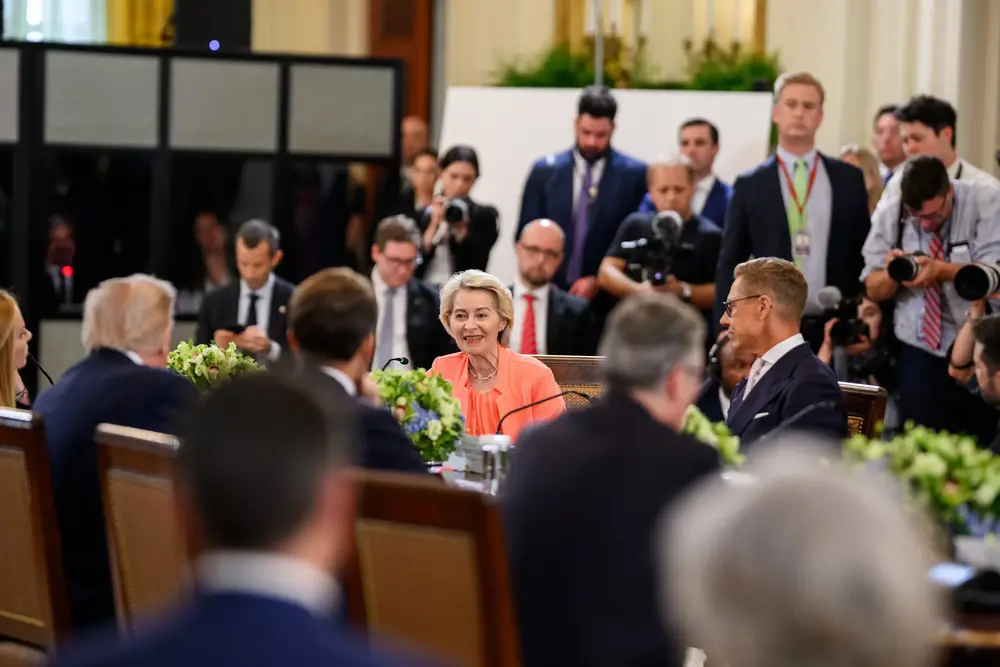 FOTOGRAFÍA. WASHINGTON (ESTADOS UNIDOS DE AMÉRICA, EEUU), 18 DE AGOSTO DE 2025. Trump reúne a los socios de Zelenski en Washington para negociar la Paz con Rusia. Trump mantuvo la reunión multilateral con los líderes de la Unión Europea, Ursula Von der Leyen; el secretario general de la OTAN, Mark Rutte; de Alemania, Friedrich Merz; Finlandia, Alexander Stubb; la primera ministra italiana, Giorgia Meloni, y el británico, Keir Starmer. El presidente estadounidense propuso esta mañana al encontrarse con Zelenski que ambos mantuvieran hoy mismo una conversación trilateral con Putin para avanzar hacia un acuerdo de paz y tratar los puntos principales, que incluyen garantías de seguridad para Ucrania fuera de la OTAN y un posible intercambio de territorios ucranianos. Lasvocesdelpueblo (Ñ Pueblo).