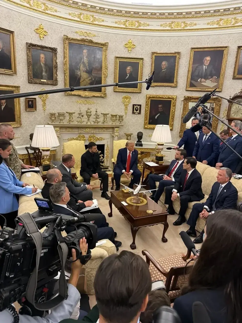 FOTOGRAFÍA. WASHINGTON (ESTADOS UNIDOS DE AMÉRICA, EEUU), 18 DE AGOSTO DE 2025. Trump reúne a los socios de Zelenski en Washington para negociar la Paz con Rusia. Trump mantuvo la reunión multilateral con los líderes de la Unión Europea, Ursula Von der Leyen; el secretario general de la OTAN, Mark Rutte; de Alemania, Friedrich Merz; Finlandia, Alexander Stubb; la primera ministra italiana, Giorgia Meloni, y el británico, Keir Starmer. El presidente estadounidense propuso esta mañana al encontrarse con Zelenski que ambos mantuvieran hoy mismo una conversación trilateral con Putin para avanzar hacia un acuerdo de paz y tratar los puntos principales, que incluyen garantías de seguridad para Ucrania fuera de la OTAN y un posible intercambio de territorios ucranianos. Lasvocesdelpueblo (Ñ Pueblo).