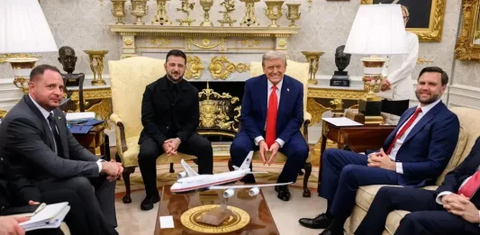 FOTOGRAFÍA. WASHINGTON (ESTADOS UNIDOS DE AMÉRICA, EEUU), 18 DE AGOSTO DE 2025. Trump reúne a los socios de Zelenski en Washington para negociar la Paz con Rusia. Trump mantuvo la reunión multilateral con los líderes de la Unión Europea, Ursula Von der Leyen; el secretario general de la OTAN, Mark Rutte; de Alemania, Friedrich Merz; Finlandia, Alexander Stubb; la primera ministra italiana, Giorgia Meloni, y el británico, Keir Starmer. El presidente estadounidense propuso esta mañana al encontrarse con Zelenski que ambos mantuvieran hoy mismo una conversación trilateral con Putin para avanzar hacia un acuerdo de paz y tratar los puntos principales, que incluyen garantías de seguridad para Ucrania fuera de la OTAN y un posible intercambio de territorios ucranianos. Lasvocesdelpueblo (Ñ Pueblo).