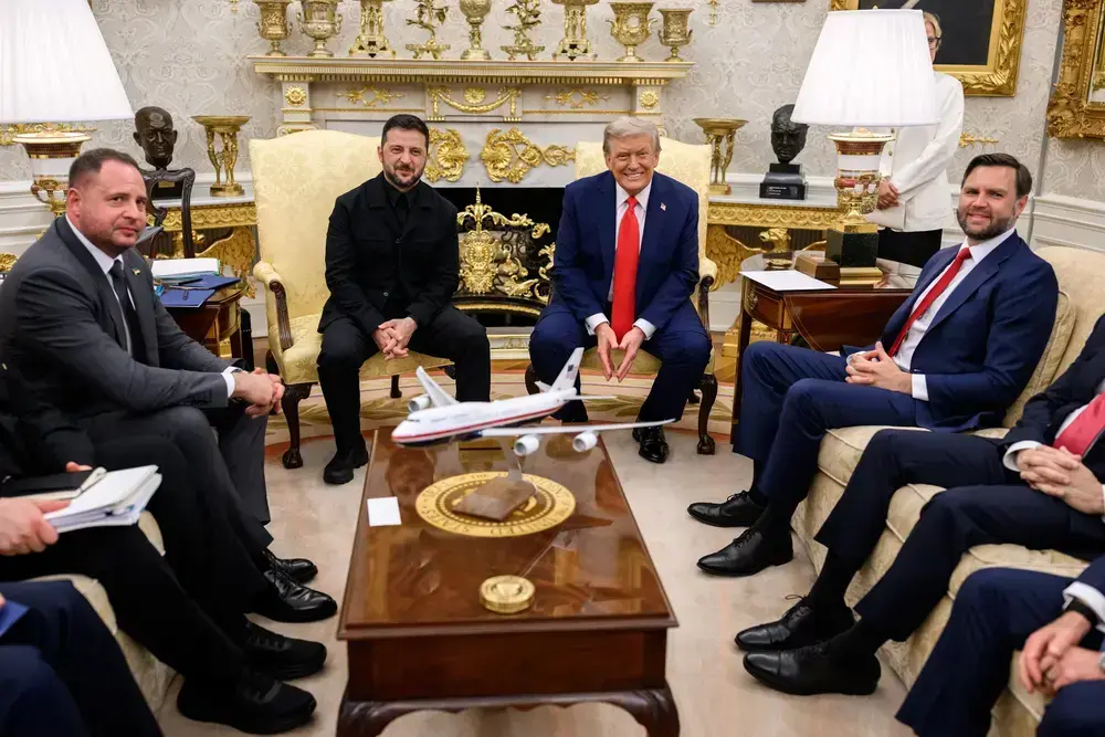 FOTOGRAFÍA. WASHINGTON (ESTADOS UNIDOS DE AMÉRICA, EEUU), 18 DE AGOSTO DE 2025. Trump reúne a los socios de Zelenski en Washington para negociar la Paz con Rusia. Trump mantuvo la reunión multilateral con los líderes de la Unión Europea, Ursula Von der Leyen; el secretario general de la OTAN, Mark Rutte; de Alemania, Friedrich Merz; Finlandia, Alexander Stubb; la primera ministra italiana, Giorgia Meloni, y el británico, Keir Starmer. El presidente estadounidense propuso esta mañana al encontrarse con Zelenski que ambos mantuvieran hoy mismo una conversación trilateral con Putin para avanzar hacia un acuerdo de paz y tratar los puntos principales, que incluyen garantías de seguridad para Ucrania fuera de la OTAN y un posible intercambio de territorios ucranianos. Lasvocesdelpueblo (Ñ Pueblo).