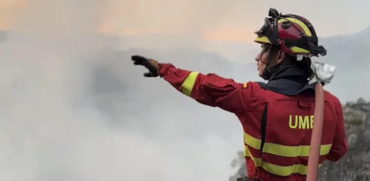 FOTOGRAFÍA. PORTO (ZAMORA) CASTILLA Y LEÓN (REINO DE ESPAÑA), 23 DE AGOSTO DE 2025. Efectivos de la Unidad Militar de Emergencias (UME) realiza trabajos en el incendio forestal de Porto (Zamora). Ministerio de Defensa/Efe