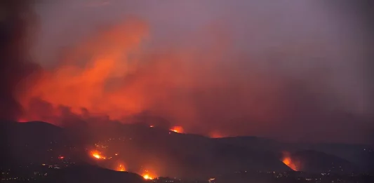 FOTOGRAFÍA. OÍMBRA (ORENSE) GALICIA (REINO DE ESPAÑA), 13 DE AGOSTO DE 2025. Incendios en España. Vista del incendio forestal que permanece activo en Oímbra (Orense). Protección Civil y Emergencias/Lasvocesdelpueblo (Ñ Pueblo)