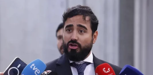 FOTOGRAFÍA. MADRID (REINO DE ESPAÑA), 11 DE JULIO DE 2025. eurodiputado de la satírica formación política sin ideología política y valores concretos que defiende aunque en su mayoría WOKE y gente de Ciudadanos (Cs), "Se Acabó La Fiesta (SALF), Luís Pérez Fernández (Alvise Pérez) (i), tras comparecer ante el juez en el Tribunal  Supremo este viernes. Ha confirmado que recibió dinero en negro, en un maletín, para financiar la satírica Se Acabó La Fiesta (SALF). Efe
