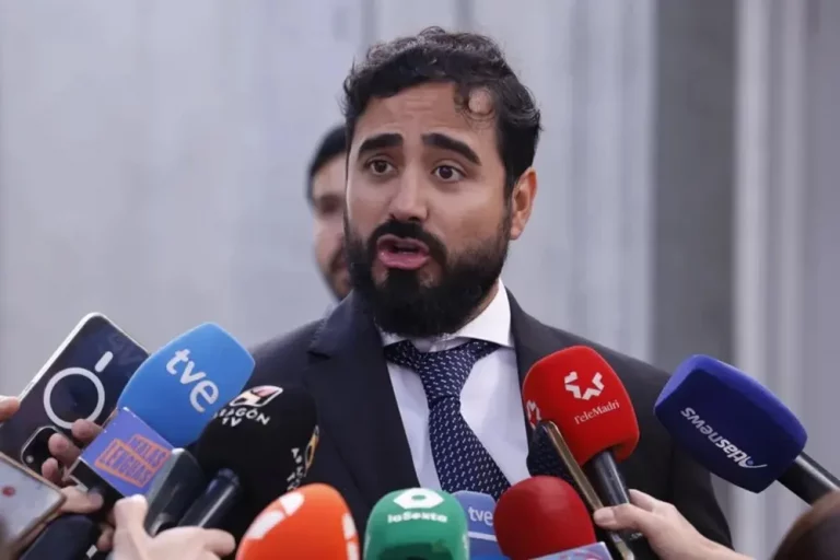 FOTOGRAFÍA. MADRID (REINO DE ESPAÑA), 11 DE JULIO DE 2025. eurodiputado de la satírica formación política sin ideología política y valores concretos que defiende aunque en su mayoría WOKE y gente de Ciudadanos (Cs), "Se Acabó La Fiesta (SALF), Luís Pérez Fernández (Alvise Pérez) (i), tras comparecer ante el juez en el Tribunal  Supremo este viernes. Ha confirmado que recibió dinero en negro, en un maletín, para financiar la satírica Se Acabó La Fiesta (SALF). Efe