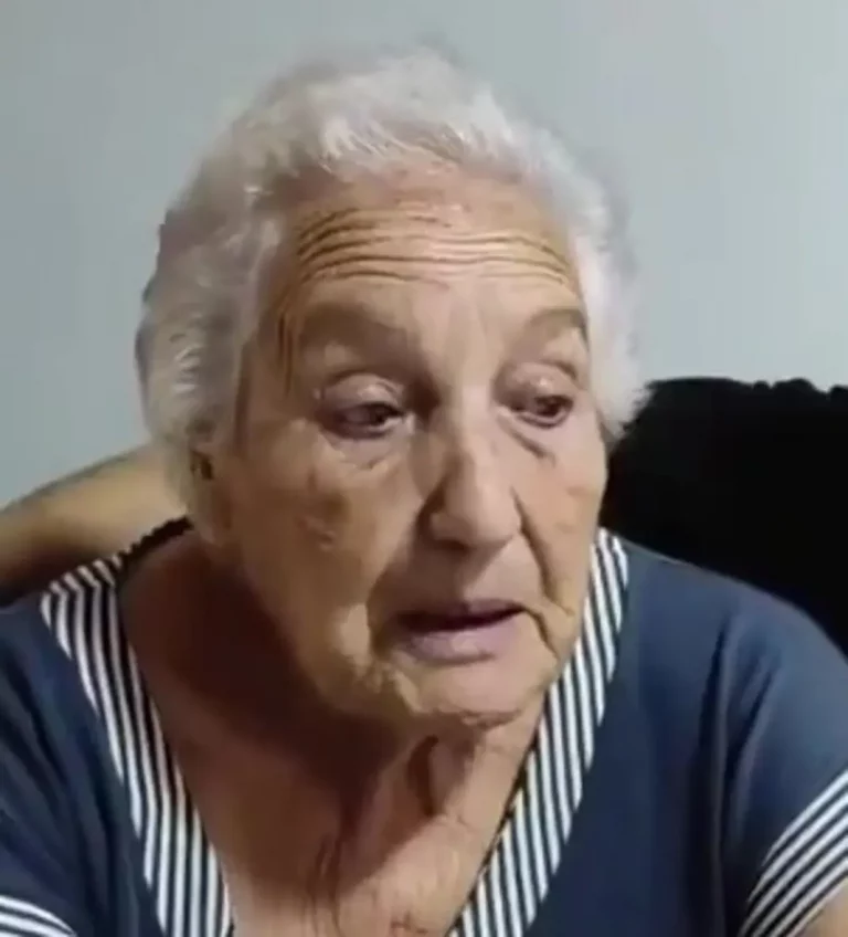 FOTOGRAFÍA. VIC (BARCELONA) CATALUÑA REINO DE ESPAÑA, 23 DE AGOSTO DE 2025. Un soldado extranjero, corpulento con "brazos" (de hierro) ataca por la espalda a esta anciana catalana, de 83 años, en Vic (Barcelona) Cataluña: ""Un tío se me salió, porque era de espaldas, se me salió, me agarró por el cabello y me giró, (luego) me volcó en el suelo. Me agarró con un abrazo y él me sustrajo las cucharas que tenía, dos medallas y dos cadenas (de oro)", denuncia esta mujer visiblemente desamparada rompiendo en lágrimas en los brazos de su nieto, también muy afectado por el calvario de su abuela. Lasvocesdelpueblo (Ñ Pueblo)