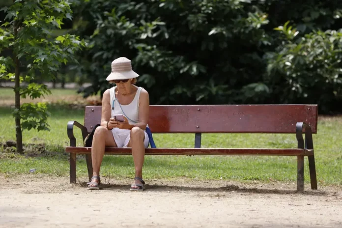 Ascenso de temperaturas este sábado en España FOTOGRAFÍA. MADRID (COMUNIDAD D EMADRID) REINO DE ESPAÑA, 01 DE AGOSTO DE 2025. Una persona descansa este viernes en el parque de El Retiro en Madrid. Efe