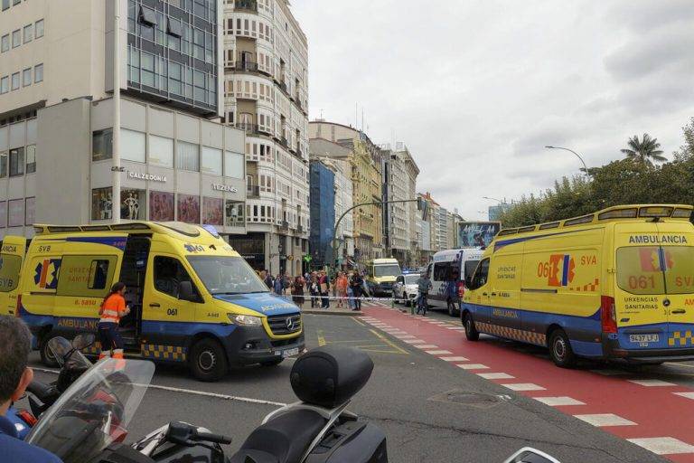 FOTOGRAFÍA. LA CORUÑA (GALICIA) REINO DE SPAÑA, 27 DE AGOSTO DE 2025. Varias ambulancias en las inmediaciones de la calle Juana de Vega de La Coruña, donde ha tenido lugar un atropello múltiple con al menos cuatro personas heridas. Efe