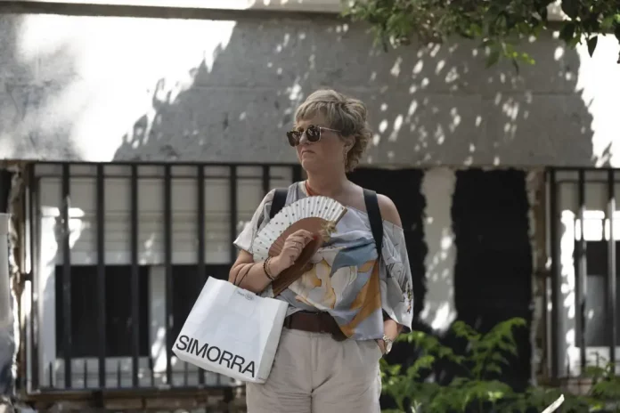 Aumento de termómetros este viernes, temperaturas, viernes, España FOTOGRAFÍA. ALBACETE (REINO DE ESPAÑA), 14 DE AGOSTO DE 2025. Una mujer se abanica para combatir las altas temperaturas en Albacete este jueves. Efe