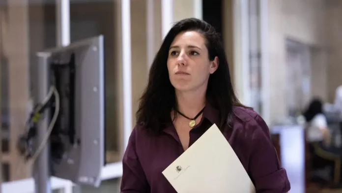 FOTOGRAFÍA. MADRID (REINO DE ESPAÑA), 18 DE AGOSTO DE 2025. Detalle de la diputada de VOX por Almería al Congreso de los Diputados, Rocío de Meer Méndez, este lunes durante el registro de una batería de preguntas al Gobierno migracionista de España de Pedro Sánchez Pérez-Castejón ante avalancha migratoria en Almería e Islas Baleares. Lasvocesdelpueblo (Ñ Pueblo)