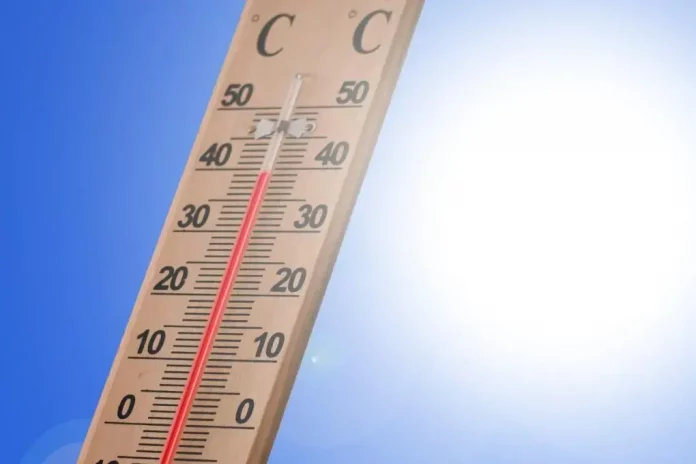 FOTOGRAFÍA. MADRID (REINO DE ESPAÑA), 06 DE AGOSTO DE 2025. Detalle de un termómetro superando ya los 40ºC en un Reino de España azotado fuertemente por una ola de calor sofocante que, según datos actualizados este miércoles, se va a prolongar hasta el próximo martes, 12 de agosto en España, en vez del próximo domingo 3 de agosto de 2025, informan las autoridades españolas desde Protección Civil, Agencia Estatal de Meteorología (AEMET), Emergencia y Ministerio de Sanidad del Gobierno de España. Lasvocesdelpueblo (Ñ Pueblo)
