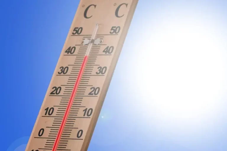 FOTOGRAFÍA. MADRID (REINO DE ESPAÑA), 06 DE AGOSTO DE 2025. Detalle de un termómetro superando ya los 40ºC en un Reino de España azotado fuertemente por una ola de calor sofocante que, según datos actualizados este miércoles, se va a prolongar hasta el próximo martes, 12 de agosto en España, en vez del próximo domingo 3 de agosto de 2025, informan las autoridades españolas desde Protección Civil, Agencia Estatal de Meteorología (AEMET), Emergencia y Ministerio de Sanidad del Gobierno de España. Lasvocesdelpueblo (Ñ Pueblo)