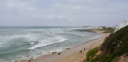 FOTOGRAFÍA. BARBATE (CÁDIZ) ANDALUCÍA (REINO DE ESPAÑA), 27 DE AGOSTO DE 2025. Unas personas pasean por la playa de Los Caños de Meca que pertenece al municipio de Barbate en Cádiz. Efe