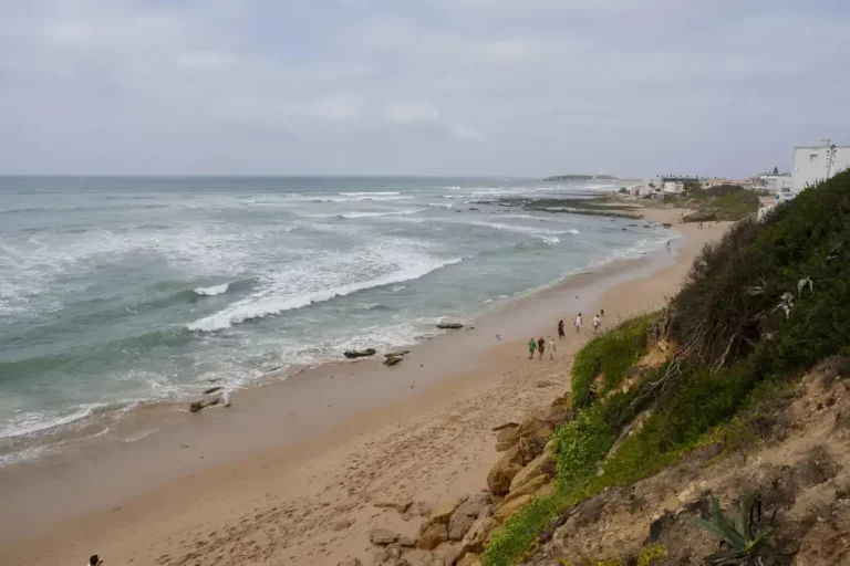 FOTOGRAFÍA. BARBATE (CÁDIZ) ANDALUCÍA (REINO DE ESPAÑA), 27 DE AGOSTO DE 2025. Unas personas pasean por la playa de Los Caños de Meca que pertenece al municipio de Barbate en Cádiz. Efe