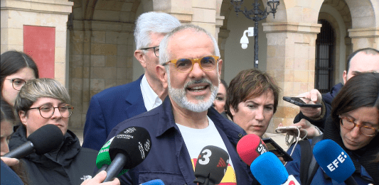 FOTOGRAFÍA. BARCELONA (CATALUÑA) REINO DE ESPAÑA, 26 DE MARZO DE 2024. El presidente del Grupo Parlamentario de Ciutadans Partit de la Ciutadanía Ciudadanos (Cs) en el Parlamento de Cataluña, candidato de Cs a la Presidencia del Govern de la Generalitat de Catalunya para los comicios autonómicos del próximo 12 de mayo de 2024 (12M), Carlos Carrizosa Torres, atiende a los medios de comunicación antes las puertas de la cámara catalana y rechaza que Cs disuelva en el Partido Popular (PP) o concurran juntos en la misma candidatura al 12M. Lasvocesdelpueblo (Ñ Pueblo)