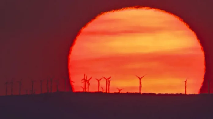 Castuera registra una de las temperaturas más altas de España FOTOGRAFÍA. ZARAGOZA (ARAGÓN) REINO DE ESPAÑA, 01 DE AGOSTO DE 2025. Detalle de una vista del atardecer en Zaragoza, este viernes, 1 de agosto de 2025. Efe