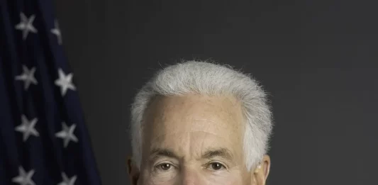 FOTOGRAFÍA. PARÍS (FRANCIA), 11 DE JULIO DE 2025. Detalle del embajador de Estados Unidos de América (EEUU) en París (Francia) y Ciudad de Mónaco (Mónaco), Charles Kushner, registrado posando para una foto institucional de su toma de posesión este 11 de julio de 2025, quien recibió un indulto emitido por el suegro de su hijo, el presidente Donald John Trump , el 23 de diciembre de 2020. Además, Kushner ha donado cantidades significativas a las campañas electorales del presidente Trump; anteriormente, fue un importante donante del Partido Demócrata del expresidente estadounidense Joe Biden; en 2025, fue nominado por el presidente Trump para servir como embajador de los Estados Unidos en Francia y Mónaco; una nominación legal que fue confirmado por el Senado de EEUU el 19 de mayo de 2025, por una votación de 51 a 45. Lasvocesdelpueblo (Ñ Pueblo)