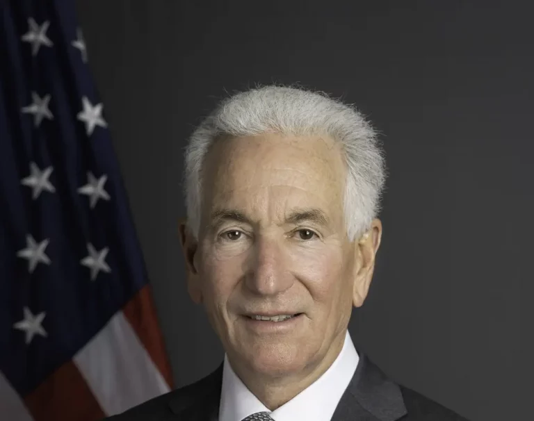 FOTOGRAFÍA. PARÍS (FRANCIA), 11 DE JULIO DE 2025. Detalle del embajador de Estados Unidos de América (EEUU) en París (Francia) y Ciudad de Mónaco (Mónaco), Charles Kushner, registrado posando para una foto institucional de su toma de posesión este 11 de julio de 2025, quien recibió un indulto emitido por el suegro de su hijo, el presidente Donald John Trump , el 23 de diciembre de 2020. Además, Kushner ha donado cantidades significativas a las campañas electorales del presidente Trump; anteriormente, fue un importante donante del Partido Demócrata del expresidente estadounidense Joe Biden; en 2025, fue nominado por el presidente Trump para servir como embajador de los Estados Unidos en Francia y Mónaco; una nominación legal que fue confirmado por el Senado de EEUU el 19 de mayo de 2025, por una votación de 51 a 45. Lasvocesdelpueblo (Ñ Pueblo)