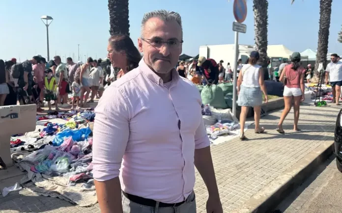 Crece el comercio ilegal en Montroig, top Manta, Juan Miguel Jareño, VOX FOTOGRAFÍA. MONTROIG (TARRAGONA) REINO DE ESPAÑA, 11 DE AGOSTO DE 2025. El líder de la Resistencia VOX en Montroig, Juan Miguel Jareño, ha denunciado la creciente presencia del Top manta (comercio ilegal que hacen los inmigrantes ilegales, conocidos como "manteros") en la zona de Miami Playa (Montroig) y Hospitalet del Infante —un núcleo de población perteneciente al municipio tarraconense de Vandellós y Hospitalet del Infante—, una "práctica ilegal que perjudica gravemente al comercio local y genera problemas de seguridad y convivencia". Lasvocesdelpueblo (Ñ Pueblo)