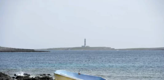 FOTOGRAFÍA. MAHÓN (MENORCA) REINO DE ERSPAÑA, 04 DE FEBRERO DE 2023.- Detalle de la patera cuando llegó a la costa Biniancolla en octubre de 2019 y que ahora está expuesta en la plaza de Es Rector de Sant Lluís, Menorca, donde el municipio ha homenajeado este sábado a las inmigrantes ilegales muertos y desaparecidas en el mar. Efe