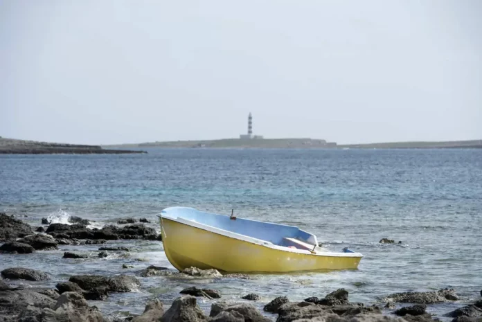 Desaparecen inmigrantes ilegales islamistas al lanzarse al mar FOTOGRAFÍA. MAHÓN (MENORCA) REINO DE ERSPAÑA, 04 DE FEBRERO DE 2023.- Detalle de la patera cuando llegó a la costa Biniancolla en octubre de 2019 y que ahora está expuesta en la plaza de Es Rector de Sant Lluís, Menorca, donde el municipio ha homenajeado este sábado a las inmigrantes ilegales muertos y desaparecidas en el mar. Efe