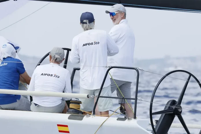 Dominio español en la bahía de Palma (1) FOTOGRAFÍA. BAHÍA DE PALMA (ISLA DE MALLORCA) ISLAS BALEARES (REINO DE ESPAÑA, 01 DE JULIO DE 2025. Su majestad el rey Felipe VI de España (Felipe Juan Pablo Alfonso de Todos los Santos de Borbón y Grecia), a bordo del 'Aifos' este viernes, durante la cuarta jornada de la 43ª Copa del Rey Mapfre de vela que se disputa en aguas de la bahía de Palma (Mallorca). Efe