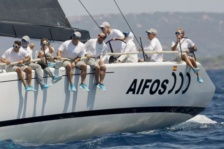 FOTOGRAFÍA. BAHÍA DE PALMA (ISLA DE MALLORCA) ISLAS BALEARES (REINO DE ESPAÑA, 01 DE JULIO DE 2025. Su majestad el rey Felipe VI de España (Felipe Juan Pablo Alfonso de Todos los Santos de Borbón y Grecia), a bordo del 'Aifos' este viernes, durante la cuarta jornada de la 43ª Copa del Rey Mapfre de vela que se disputa en aguas de la bahía de Palma (Mallorca). Efe