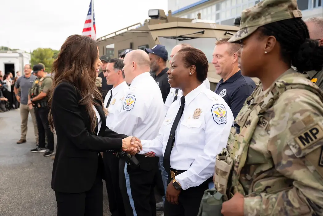 FOTOGRAFÍA. WASHINGTON (ESTADOS UNIDOS DE AMÉRICA, EEUU), 21 DE AGOSTO DE 2025. "Los hombres y mujeres patriotas del Departamento de Seguridad Nacional de los Estados Unidos de América (EEUU) han sido desplegados para ayudar a limpiar las calles de la capital de nuestra nación, Washington". "Gracias, en parte, a su arduo trabajo y valentía, no ha habido ningún asesinato en la última semana en Washington Distrito de Columbia (Washington D. C.)". "En tan solo unos días, los robos de vehículos disminuyeron un 83%, los robos un 52% y los delitos violentos un 40%. Así como el Departamento de Seguridad Nacional (DHS) ejecutó rápidamente la orden del presidente de EEUU, Donald John Trump; quien felicita a la fiscal general de los EEUU, miembro del Partido Republicano y exfiscal general de Florida, Pamela Jo Bondi (Pam Bondi); al a de asegurar el presidente Trump, nosotros nos estamos moviendo a velocidad de vértigo para asegurar las calles de Washington junto con nuestros socios encargados de hacer cumplir la ley federal. ¡Hagamos que estados Unidos de América (EEUU) vuelva a ser segura!". Así ha asegurado hoy la secretaria de Seguridad Nacional de Estados Unidos de América (EEUU) -Administración Donald John Trump/James David Vance, Kristi Lynn Arnold Noem (Kristi Noem (primer plano). Lasvocesdelpueblo (Ñ Pueblo)